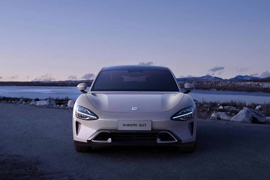 سيارة سيّارة صينيّة من طراز Xiaomi Electric Car SU7 مع إحساس قوي بالحركة