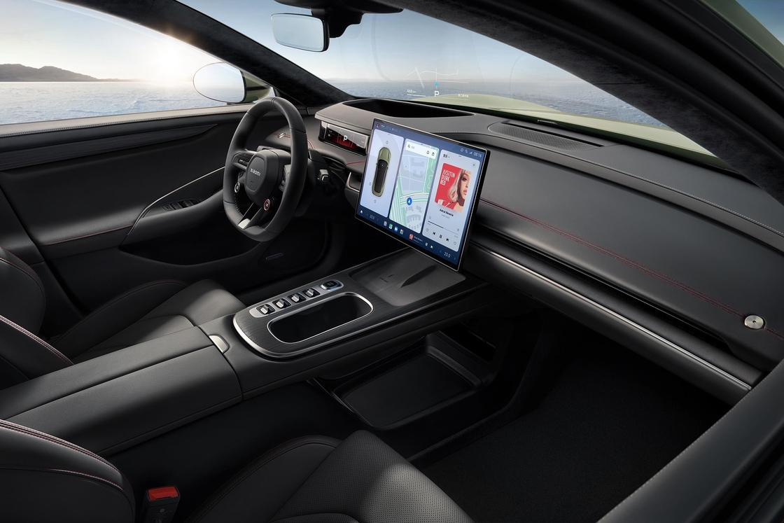 سيارة سيّارة صينيّة من طراز Xiaomi Electric Car SU7 مع إحساس قوي بالحركة
