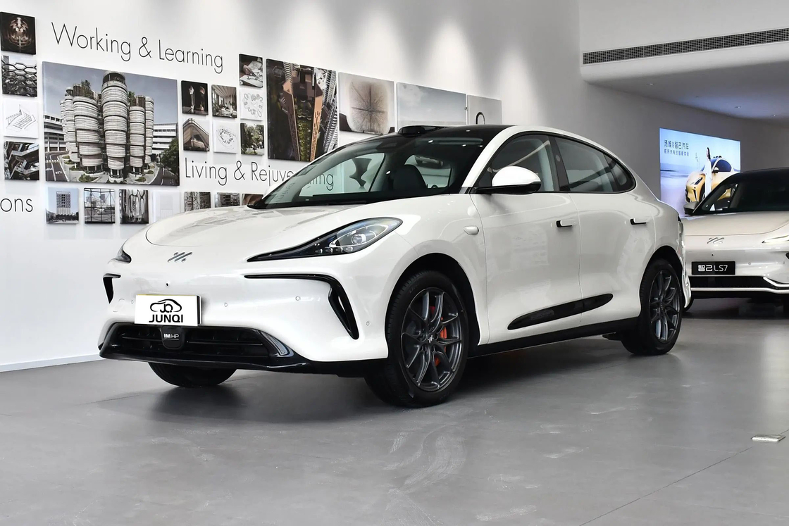 Zhiji IM LS6 Electric Car Sport 4 Door 5 Seat SUV 760km Long Range مركبة طاقة جديدة سيارة كهربائية للبالغين 4 باب 5 مقعد