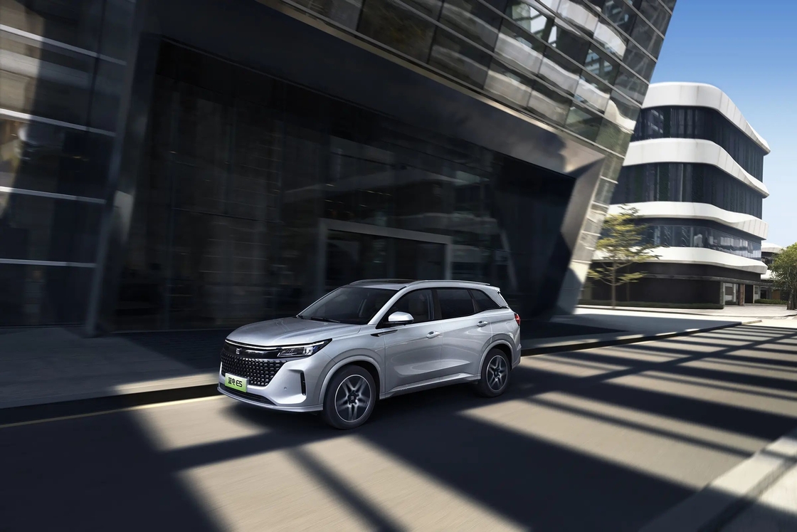 5 مقاعد AWD سيريس سيارة كهربائية SUV 120 حصان وقيادة خالية من الانبعاثات