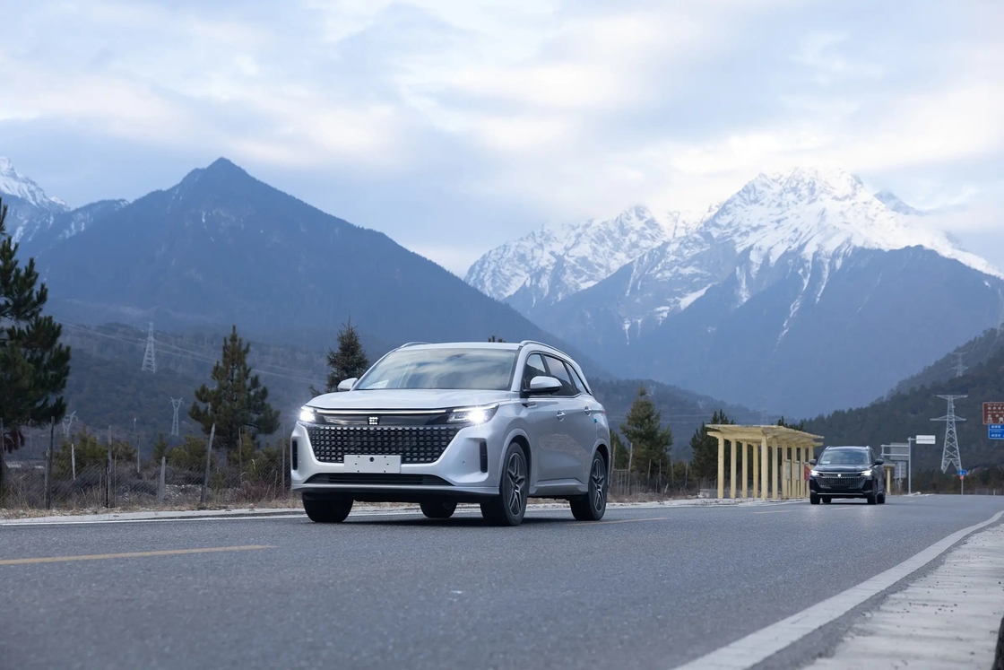 5 مقاعد AWD سيريس سيارة كهربائية SUV 120 حصان وقيادة خالية من الانبعاثات
