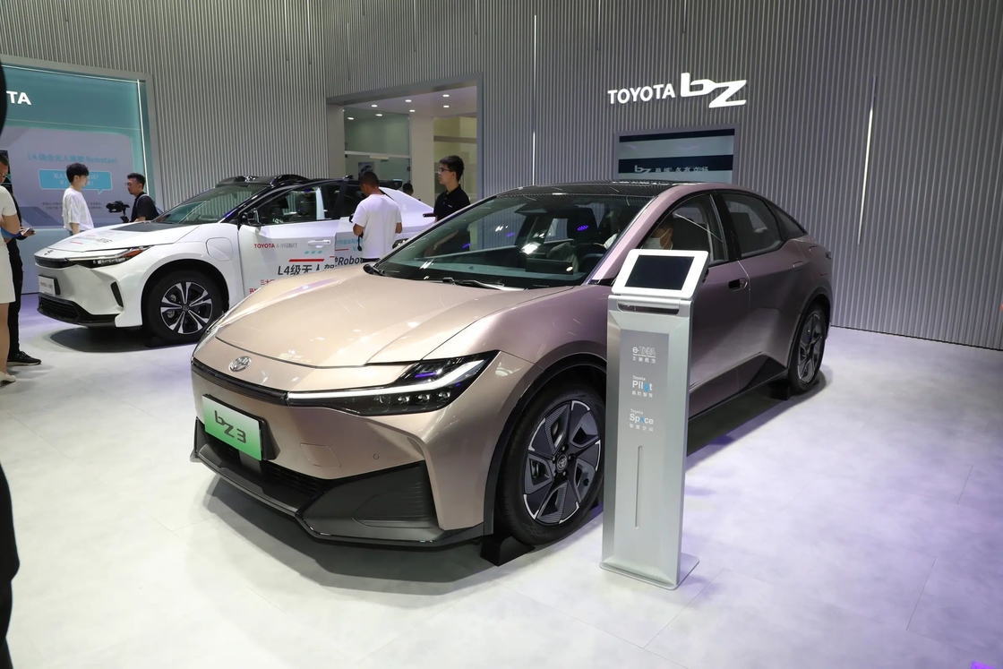 BZ3 سيارة تويوتا الكهربائية FWD نوع السيدان مع تصميم الشبكة التوقيعية