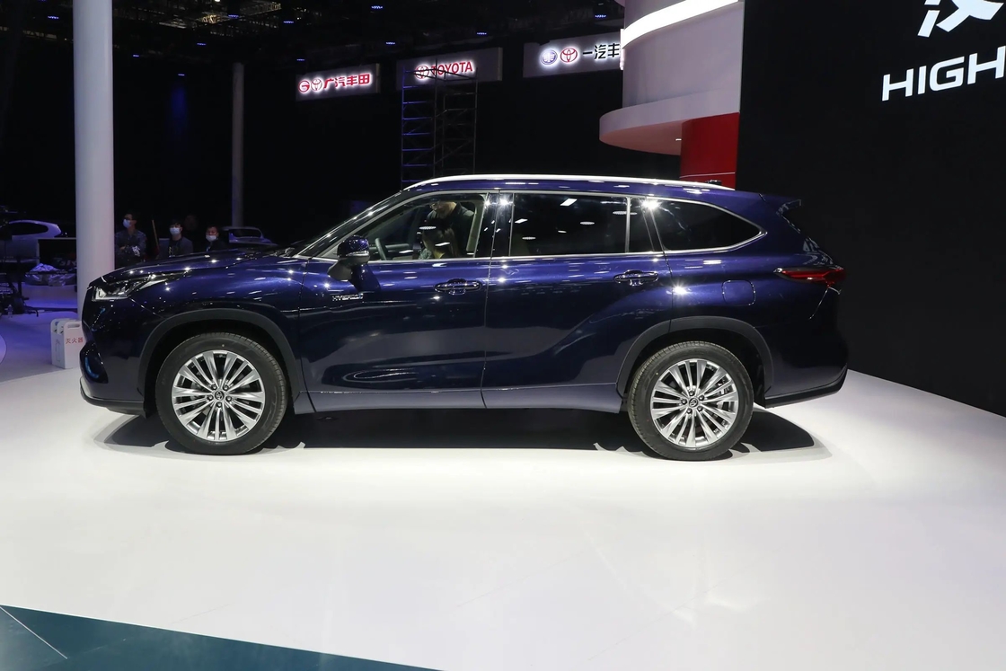 سيارة تويوتا كروس متوسطة السيارات SUV هايبيرد 2.5L 7 مقاعد هانلندا 2.5L النسخة النخبة