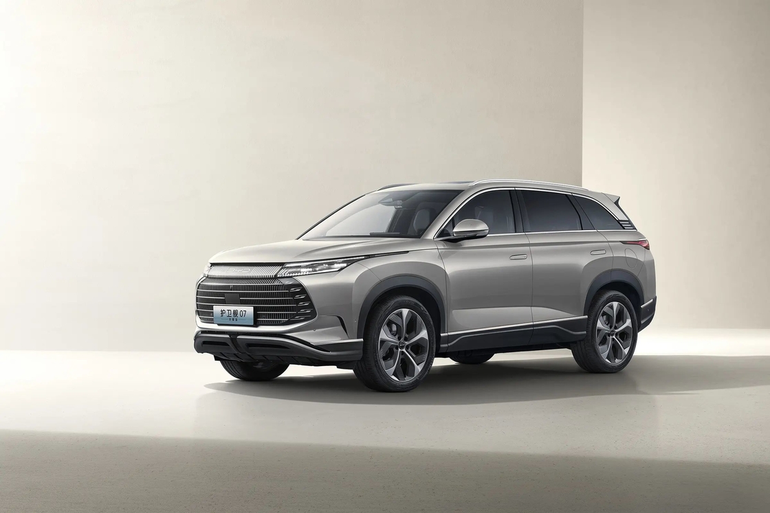 سيارة بي واي دي كهربائية متوسطة الحجم بي واي دي فرقاطة 07 EV مع شاشة متعددة الوسائط المركزية