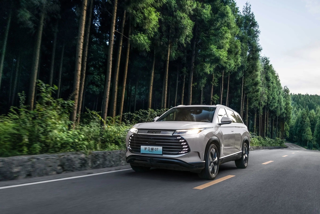 BYD سيارة كهربائية فرقاطة 07 Glory Edition تصميم ستة أطراف القشرة اللون الداخلي الأبيض