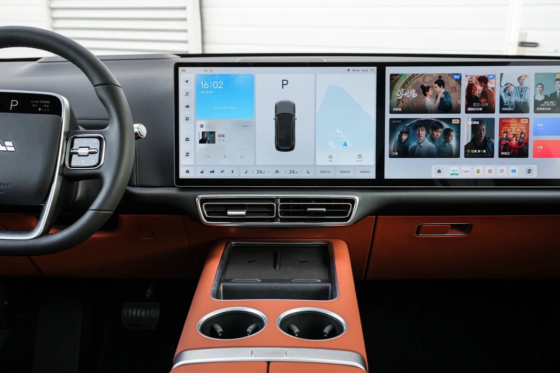 التكوينات الراقية لسيانغ سيارة كهربائية مثالية L7 مع ثلاجة السيارة وتلفزيون LCD