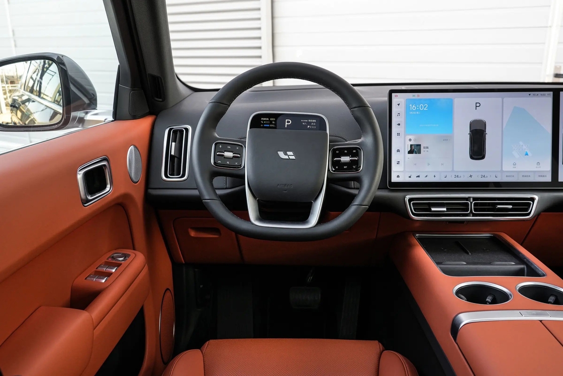التكوينات الراقية لسيانغ سيارة كهربائية مثالية L7 مع ثلاجة السيارة وتلفزيون LCD
