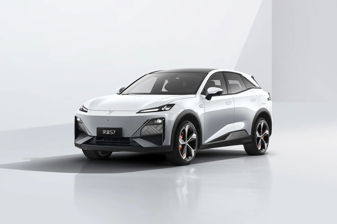 300 كم سيارة تشانغان الكهربائية متوسطة الحجم الأزرق العميق 07 FWD سيارة تشانغان EV