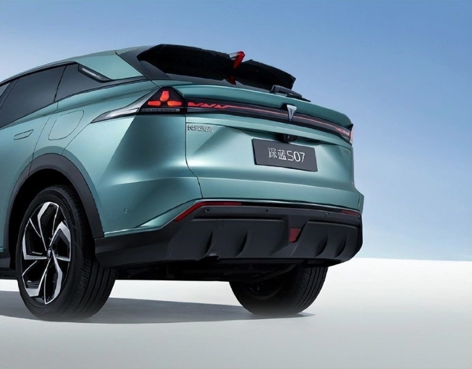 سيارة تشانغان الكهربائية المتوسطة الحجم DeepBlue 07 400km Range Drive EV