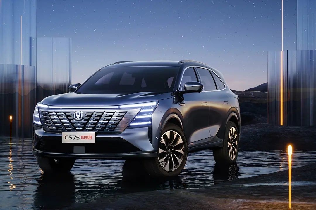 200km/H متوسط الحجم تشانجان البنزين السيارة البنزين الطاقة نوع تشانجان CS75 زائد