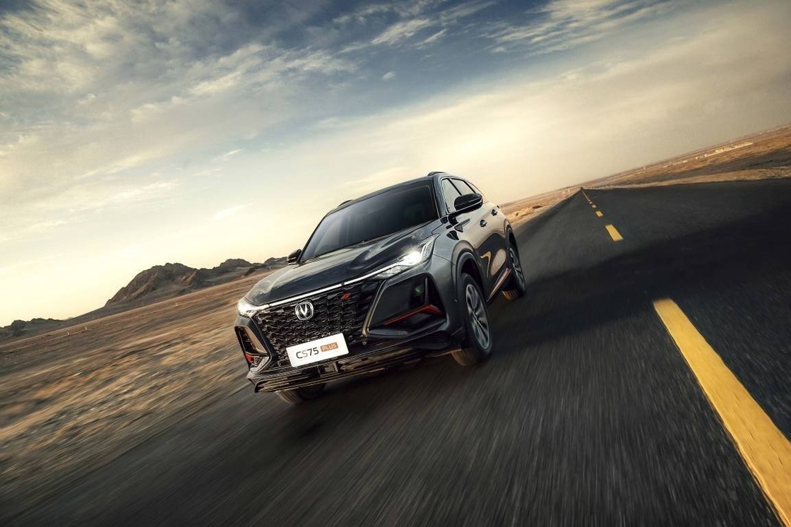 5 مقاعد تشانغان سيارة البنزين سيدان نوع CS75 بالإضافة إلى عجلة أمامية القيادة 200km / h
