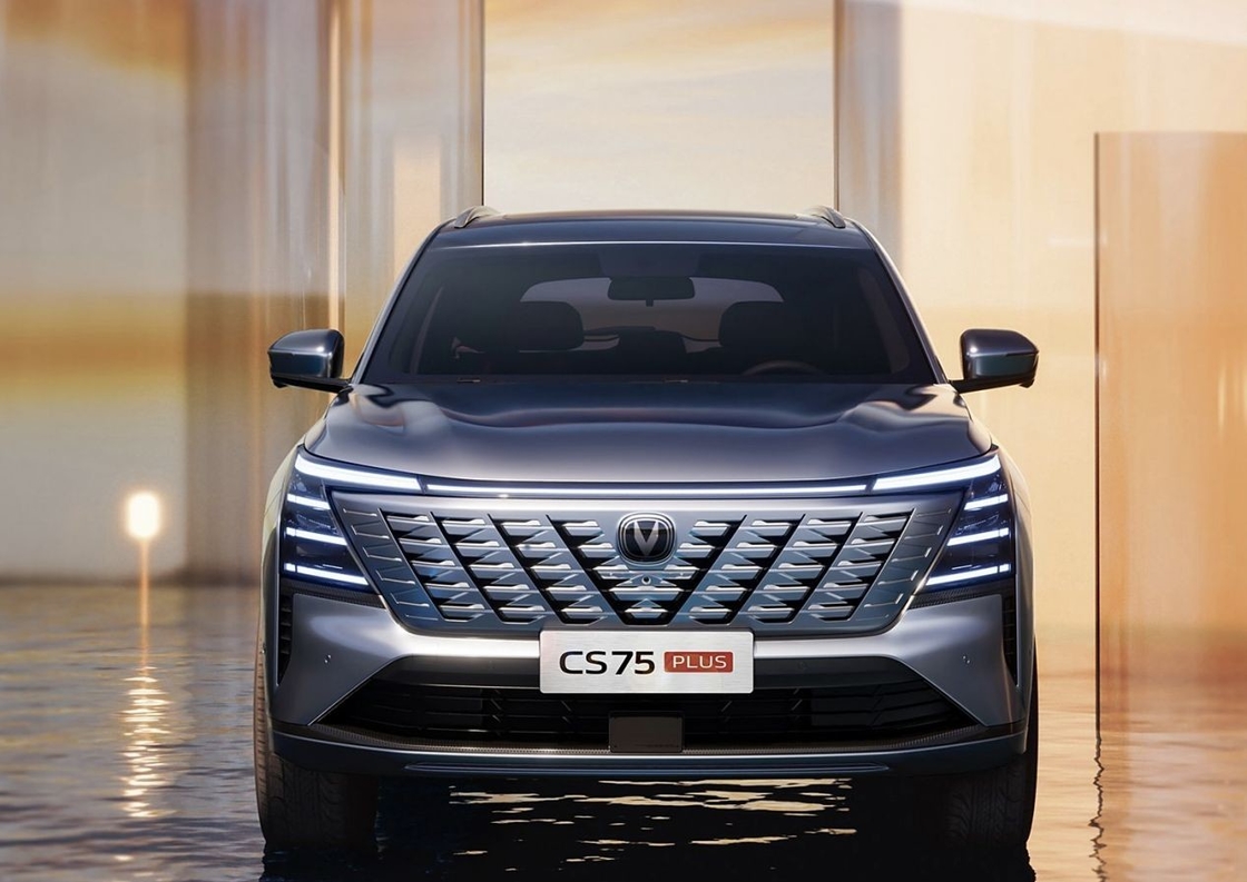 نوع الوقود البنزين تشانجان CS75 Plus SUV الأسود 5 سعة مقاعد