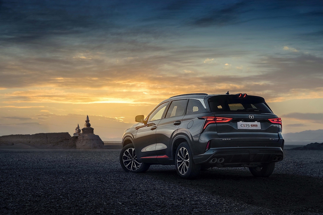 نوع الوقود البنزين تشانجان CS75 Plus SUV الأسود 5 سعة مقاعد
