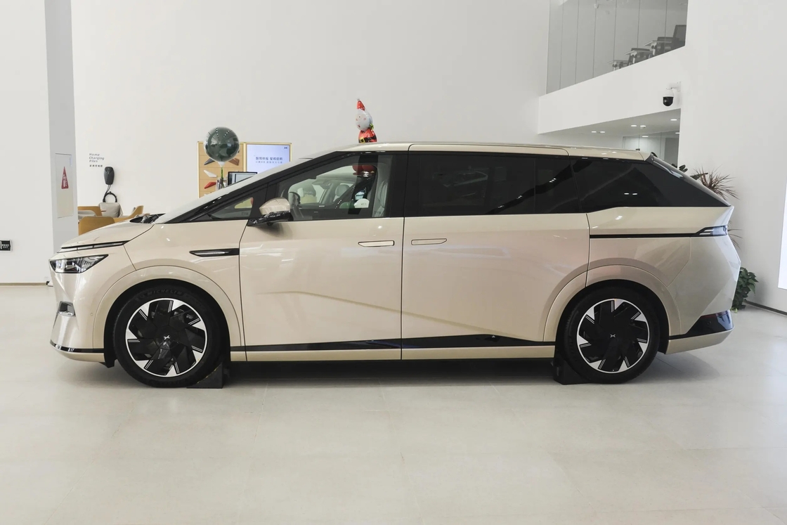 2024 Xpeng X9 MPV كهربائية نقية 320Ps ultra Long Range 702 AWD 640km Pro Max مع X9 سيارة الطاقة الجديدة