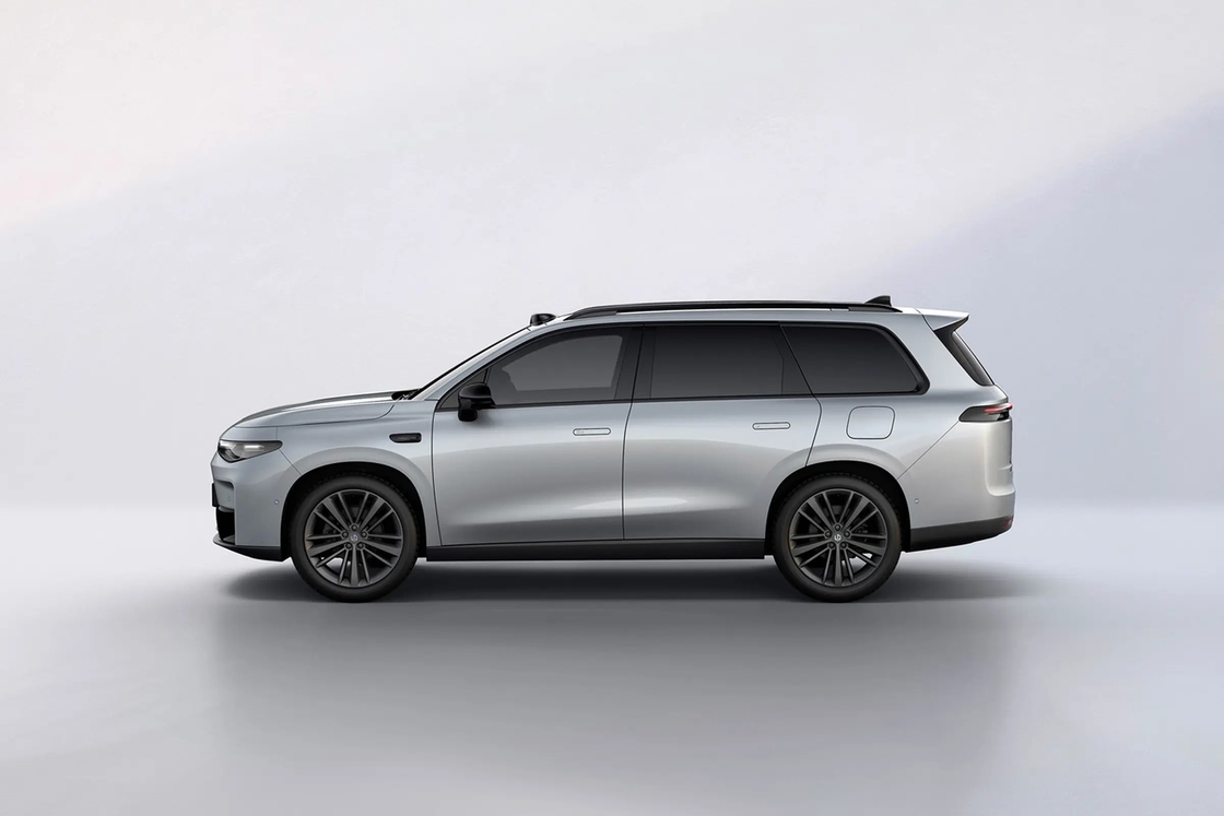 سيارة Leapmotor الكهربائية C16 سيارة SUV متوسطة إلى كبيرة ذات شبكة مدخنة هواء ترابيزويدية ذات مظهر طبقي وستة خيارات لون الجسم