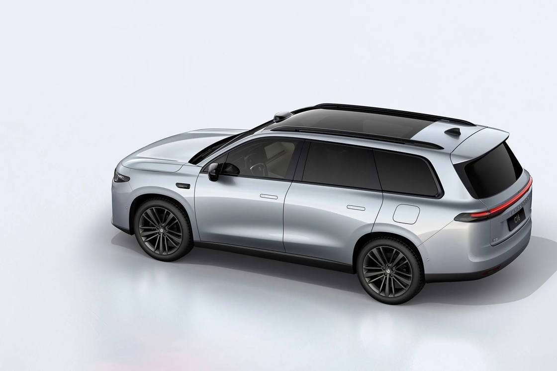 سيارة Leapmotor الكهربائية C16 سيارة SUV متوسطة إلى كبيرة ذات شبكة مدخنة هواء ترابيزويدية ذات مظهر طبقي وستة خيارات لون الجسم